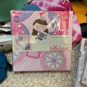 Brand new pink kids single bed set. Has 1 duvet, 1 pillowcase from next